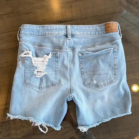 American Eagle The Dream Short Light Wash Distressed Denim Shorts. Jeans Size 12 - Picture 3 of 5